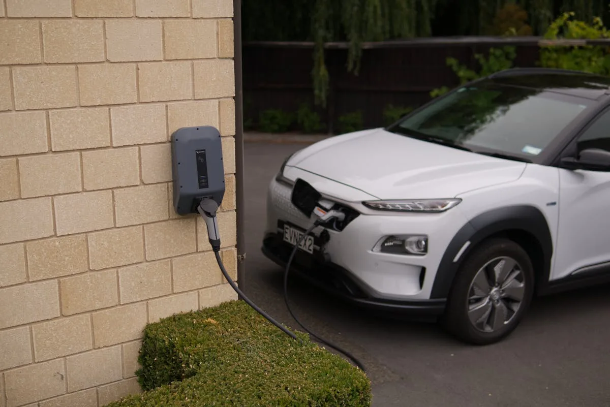 Cargador eléctrico conectado a un coche blanco