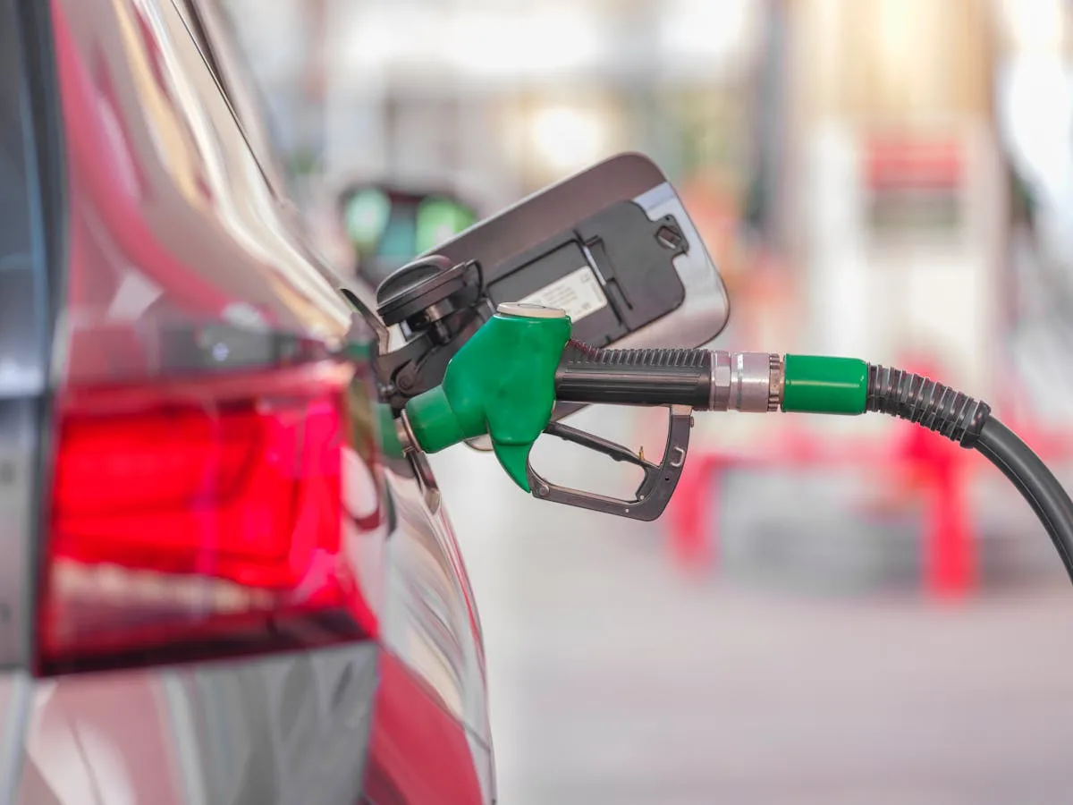 Surtidor de gasolina en una estación de servicio