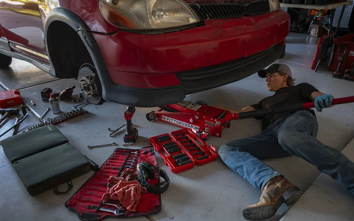 Mecánico trabajando en un coche en un taller — foto Unsplash