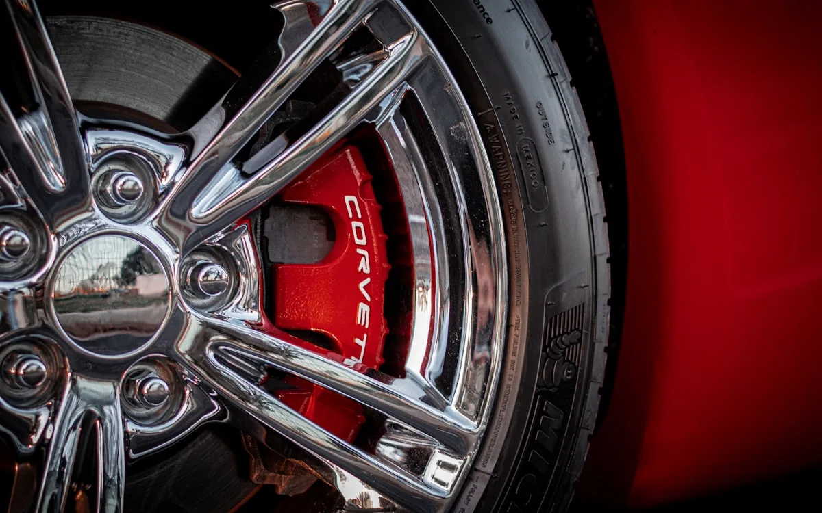 Primer plano de rueda y neumático en coche deportivo — foto Unsplash