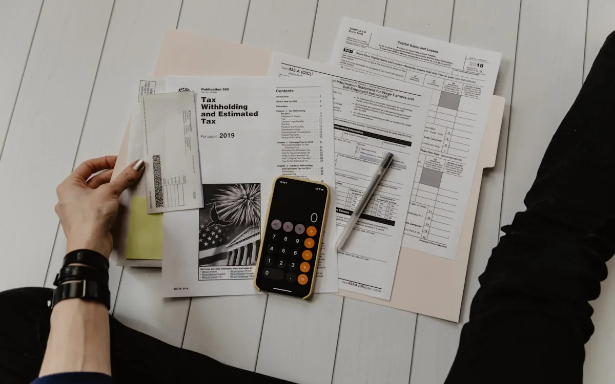 Calculadora y documentos financieros sobre un escritorio — foto Unsplash