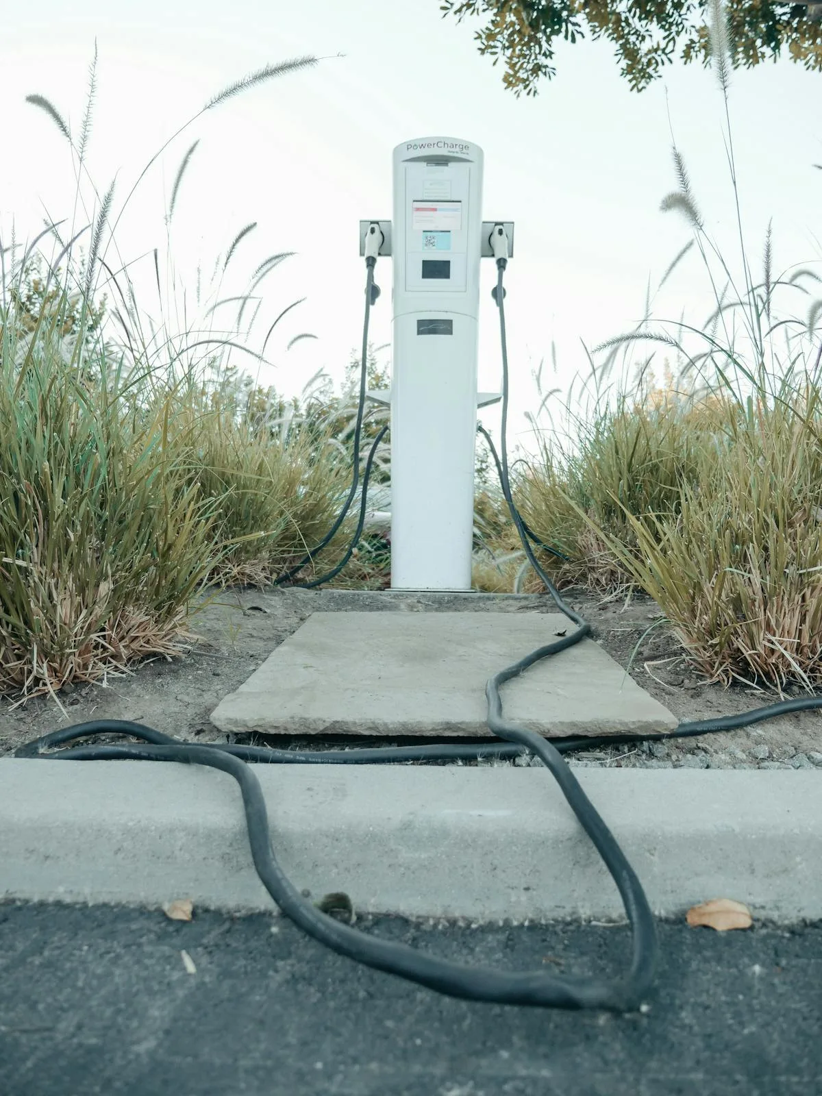 Cargador de pared (wallbox) para vehículos eléctricos instalado en la fachada de una vivienda