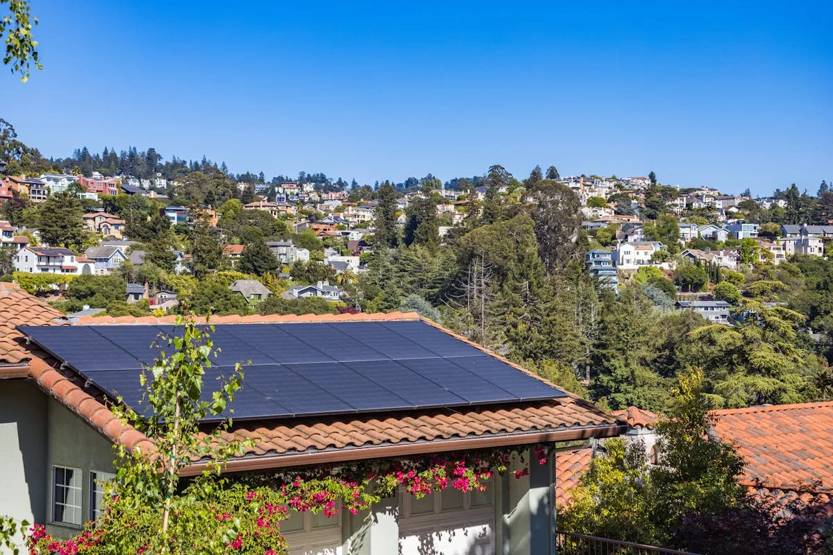 Vivienda unifamiliar con paneles solares instalados en la cubierta del tejado