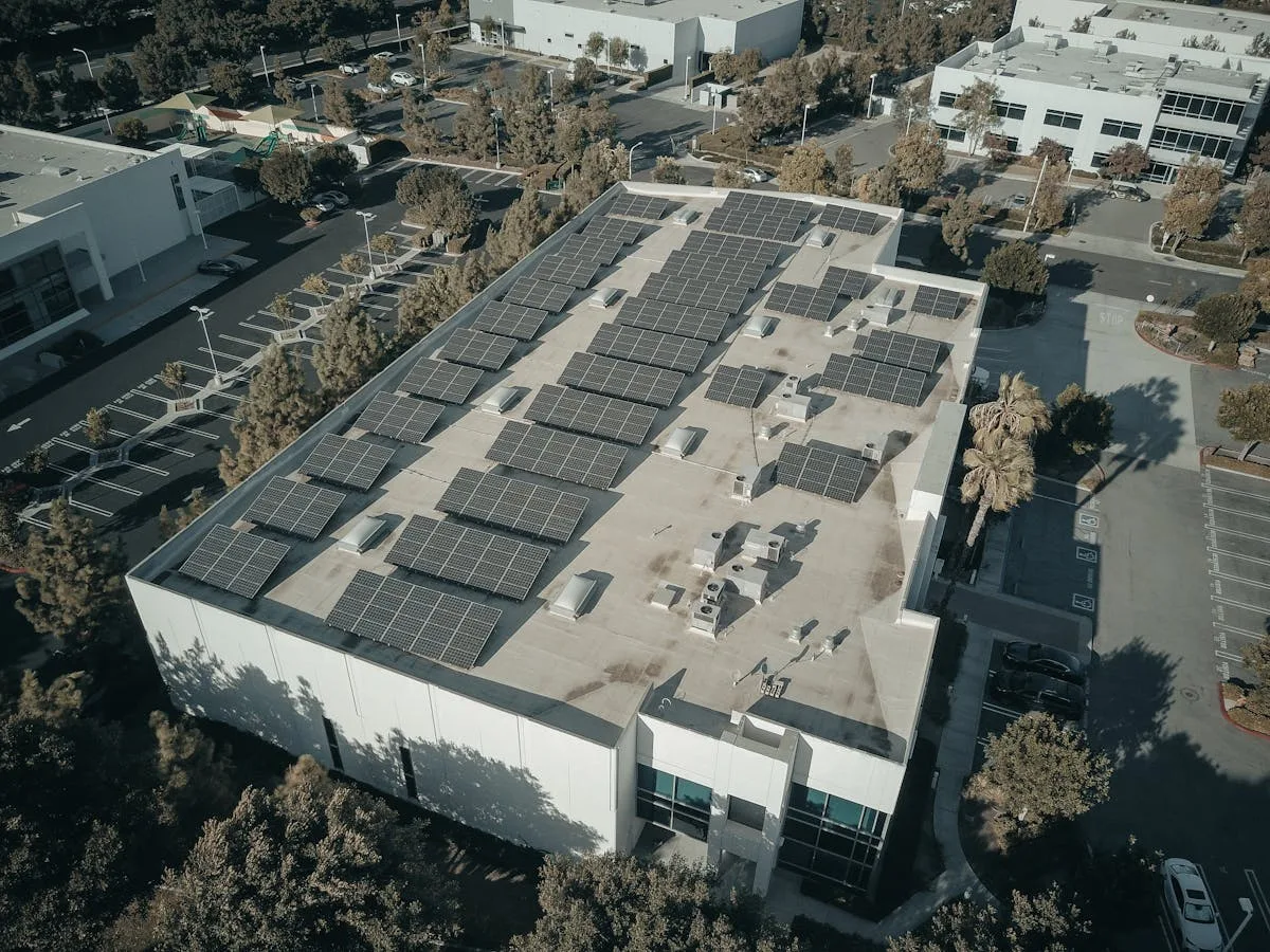 Detalle de paneles solares fotovoltaicos instalados sobre la cubierta de un tejado con vista panorámica